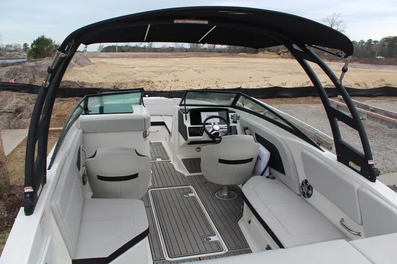 Slide: The Image of Sea Ray SPX 230 Outboard 2024 - 7