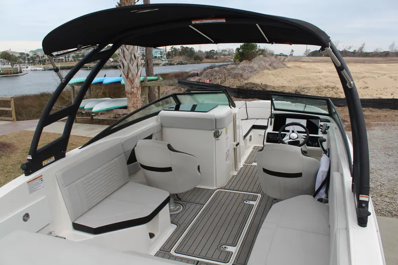 Slide: The Image of Sea Ray SPX 230 Outboard 2024 - 9