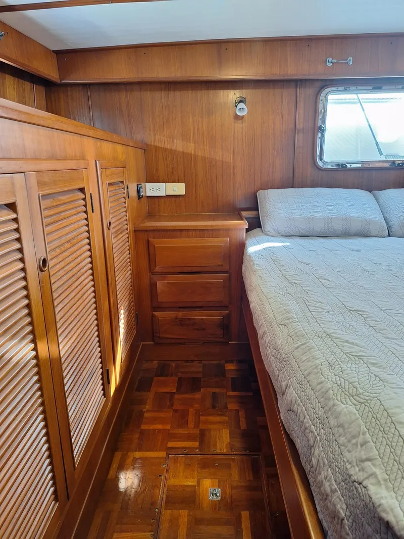 Slide: The Image of DeFever Cockpit Motor Yacht 1998 - 11