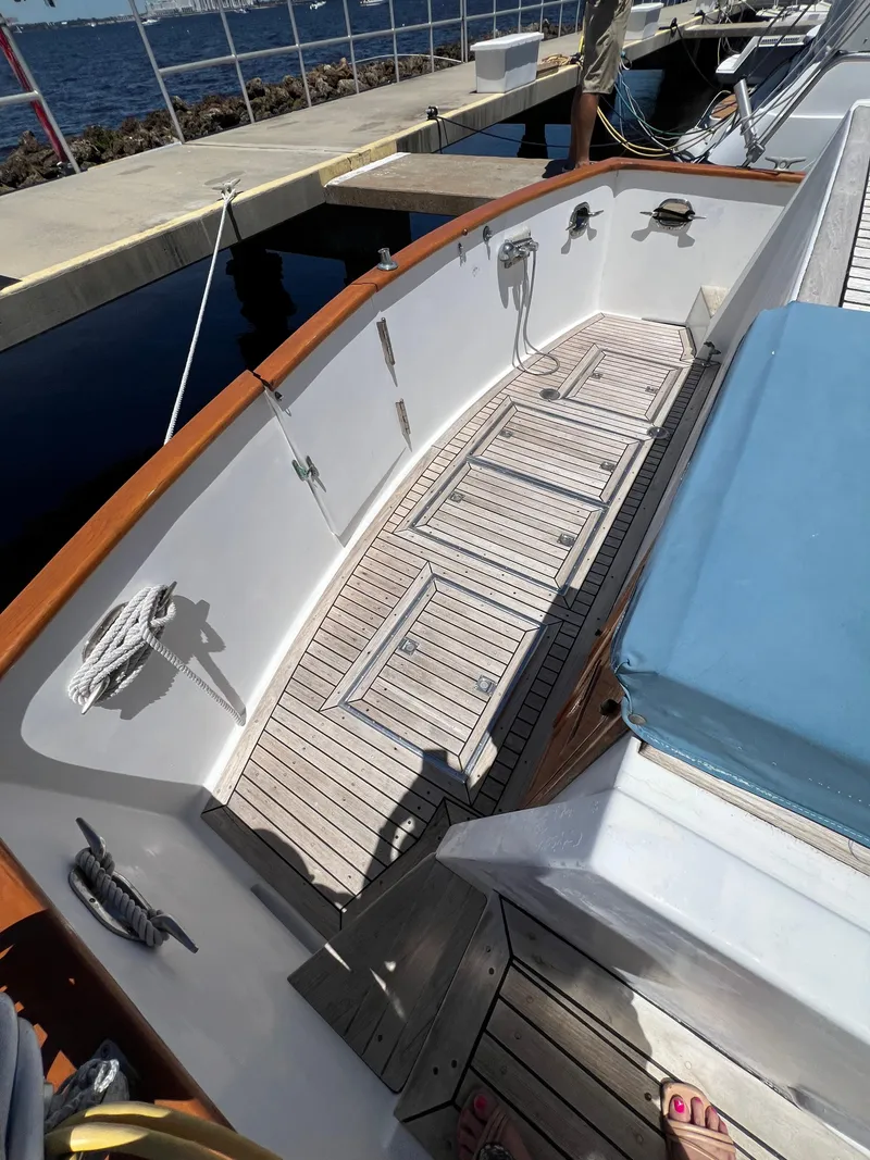 Slide: The Image of Ocean Alexander 43 Flush Aft Deck 1983 - 4
