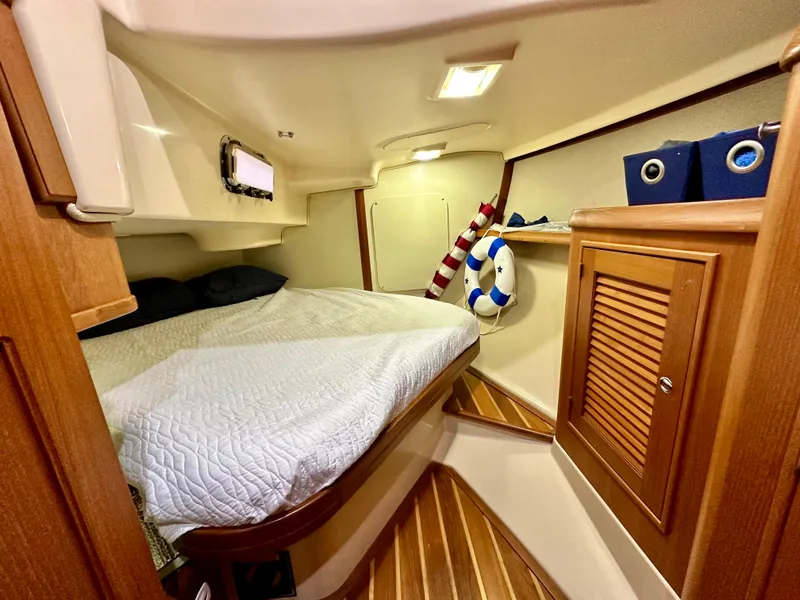Slide: The Image of Interior of 2006 Island Packet 440 yacht with cozy cabin. - 37