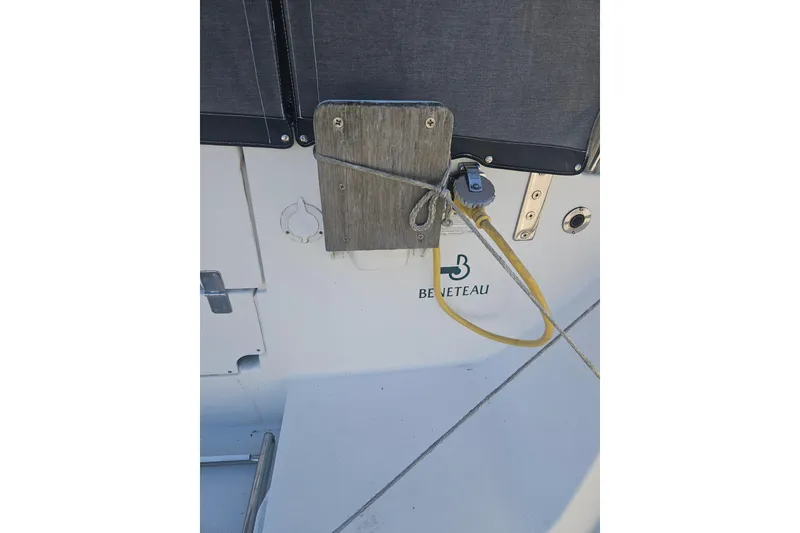 Slide: The Image of 1998 Beneteau 381 sailboat stern with rope and logo detail. - 65