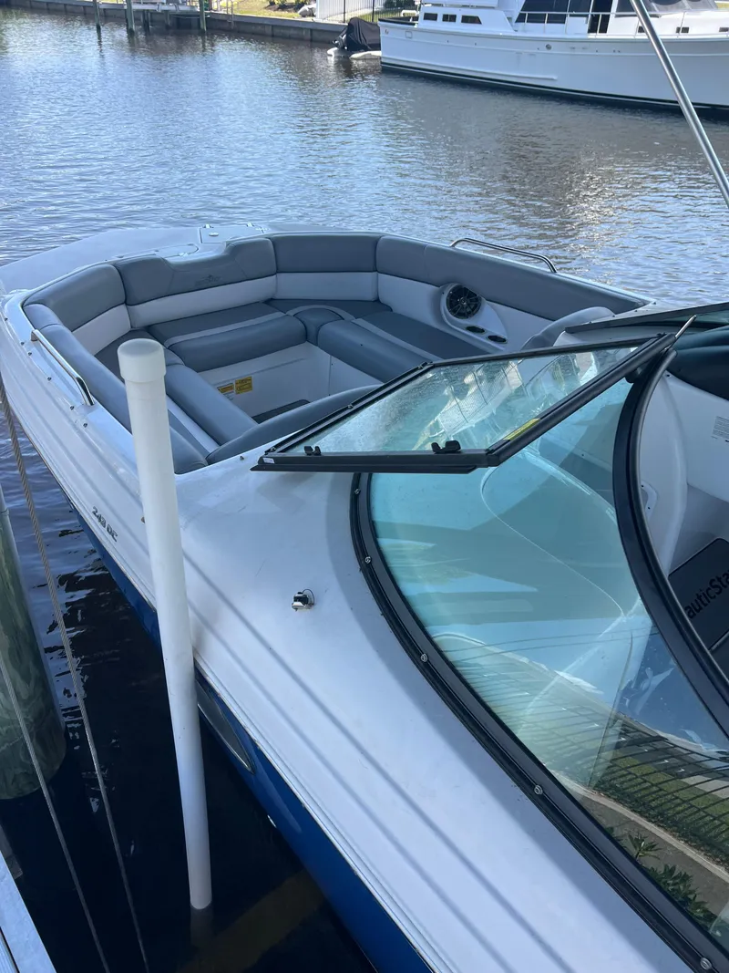 Slide: The Image of NauticStar 243 DC 2022 - 1