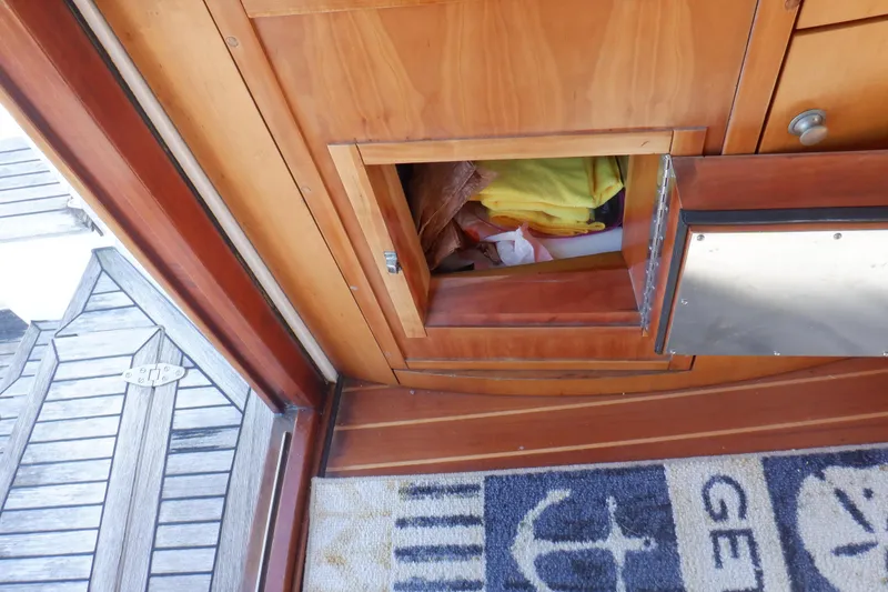 Slide: The Image of Linssen DS 45 yacht from 2001 cruising on calm waters, clear sky background. - 22