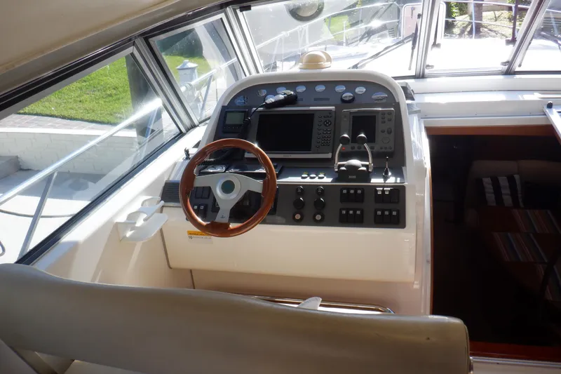 Slide: The Image of Linssen DS 45 yacht cruising on a sunny day, 2001 model, with American flag. - 24