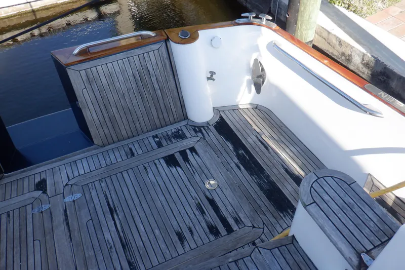 Slide: The Image of 2001 Linssen DS 45 yacht cruising on open water under clear blue skies. - 9