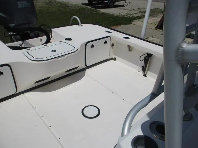 Slide: The Image of 2002 Everglades 250 Center Console boat interior view. - 18