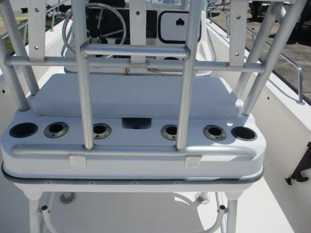 Slide: The Image of Everglades 250 Center Console 2002 with rod holders and steering console. - 29