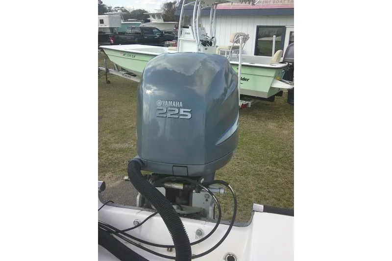 Slide: The Image of Yamaha 225 outboard motor on 2002 Everglades 250 Center Console boat. - 60