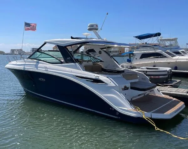 Slide: The Image of Sea Ray 320 Sundancer 2019 - 1