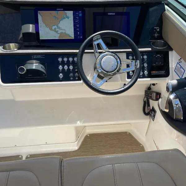 Slide: The Image of Sea Ray 320 Sundancer 2019 - 10