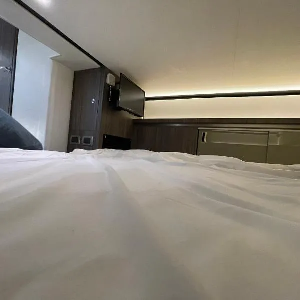 Slide: The Image of Sea Ray 320 Sundancer 2019 - 8