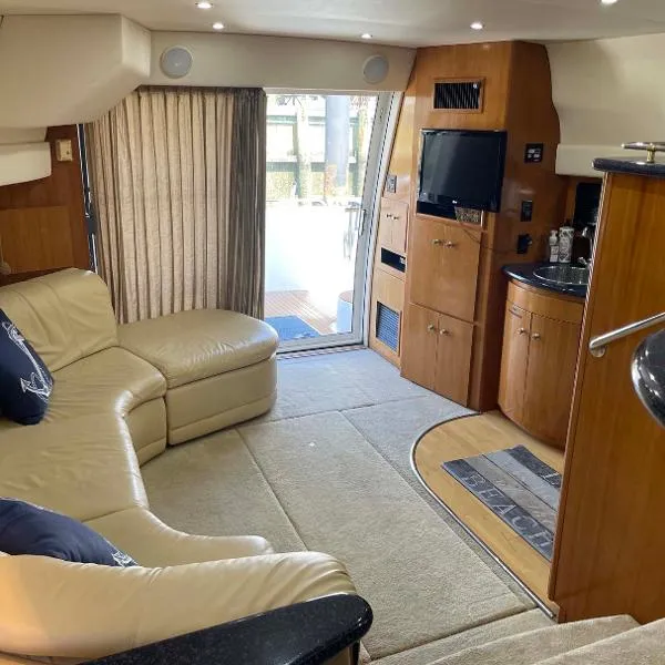 Slide: The Image of Carver Yachts 410 Sport Sedan 2002 - 7