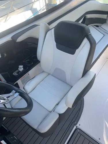 Slide: The Image of Yamaha 242 Limited S E-Series 2018 - 10