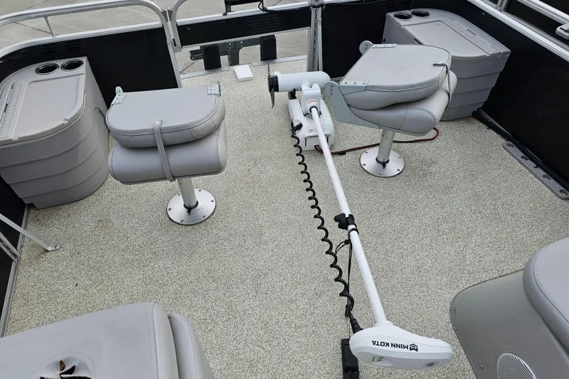 Slide: The Image of 2020 Bennington SV 20 SFV boat interior with seating and trolling motor. - 10