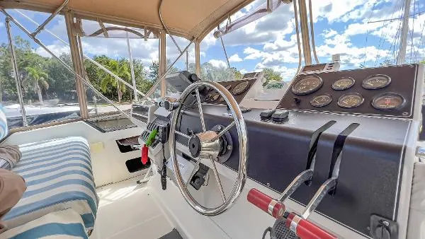 Slide: The Image of Carver Yachts 33 Flybridge Cruiser 1992 - 3