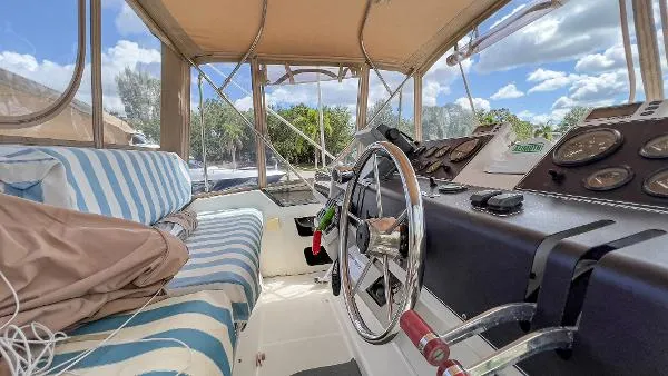 Slide: The Image of Carver Yachts 33 Flybridge Cruiser 1992 - 4