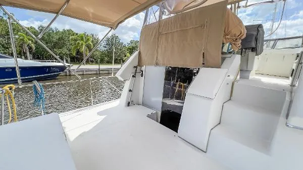 Slide: The Image of Carver Yachts 33 Flybridge Cruiser 1992 - 5