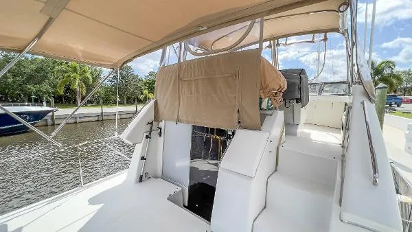 Slide: The Image of Carver Yachts 33 Flybridge Cruiser 1992 - 6