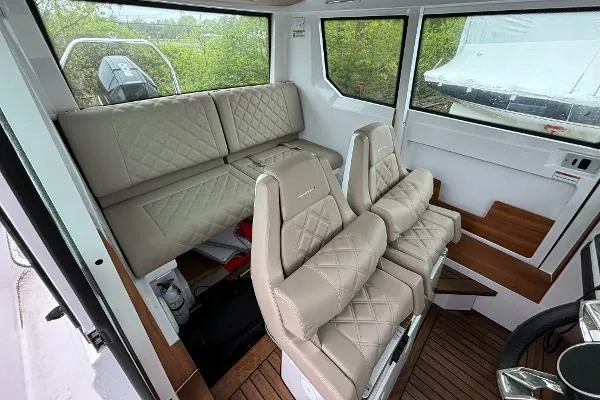 Slide: The Image of Axopar 28 CABIN 2023 - 6
