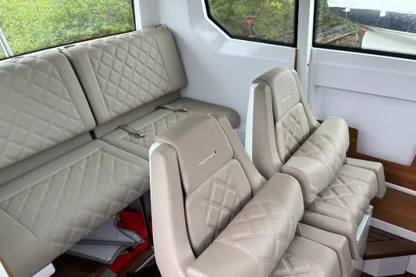 Slide: The Image of Axopar 28 CABIN 2023 - 9