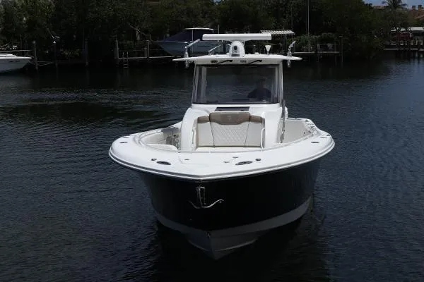 Slide: The Image of Edgewater 370 CC 2019 - 10