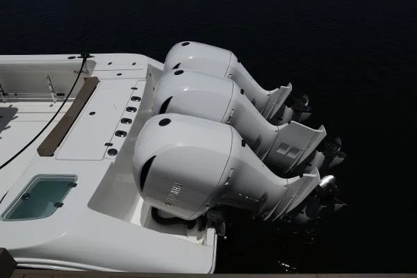 Slide: The Image of Edgewater 370 CC 2019 - 5