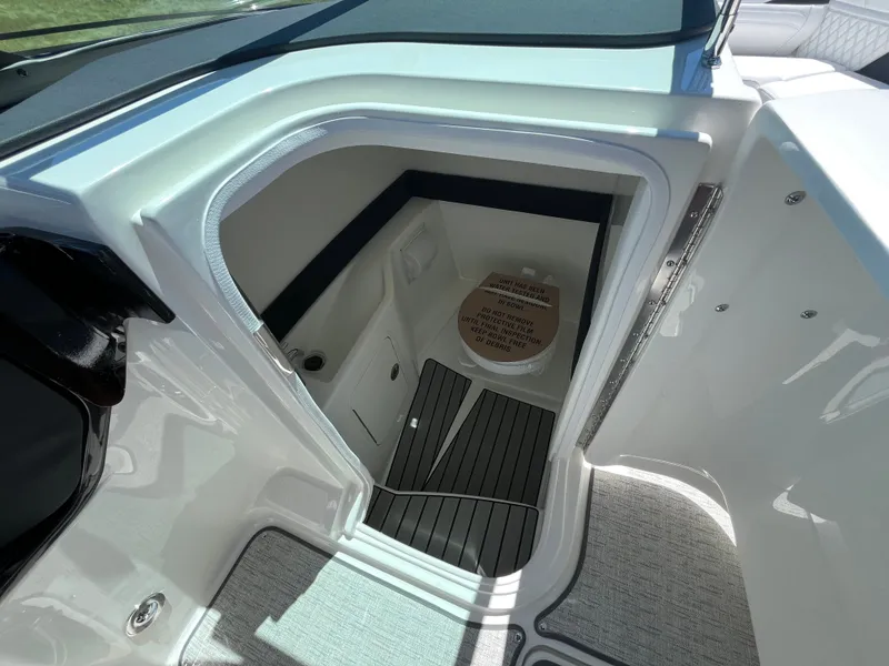 Slide: The Image of Sea Ray SLX 260 Outboard 2026 - 14