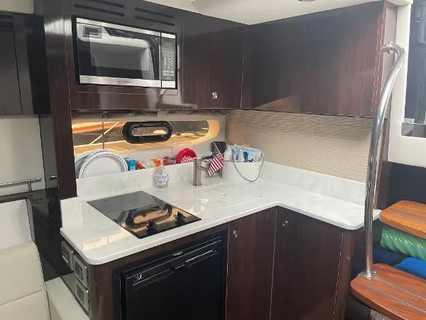 Slide: The Image of Sea Ray 350 Sundancer Coupe 2017 - 11