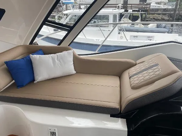 Slide: The Image of Sea Ray 350 Sundancer Coupe 2017 - 8