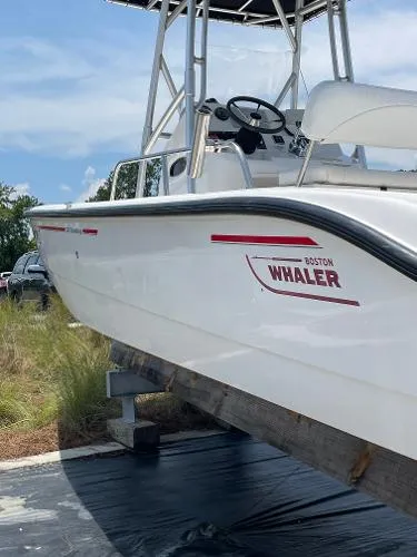 Slide: The Image of Boston Whaler 220 Dauntless 2007 - 6