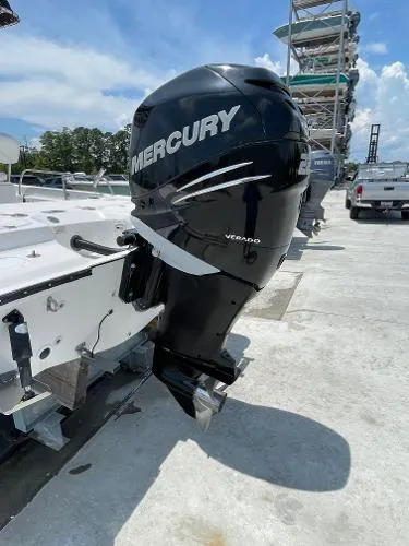 Slide: The Image of Boston Whaler 220 Dauntless 2007 - 8