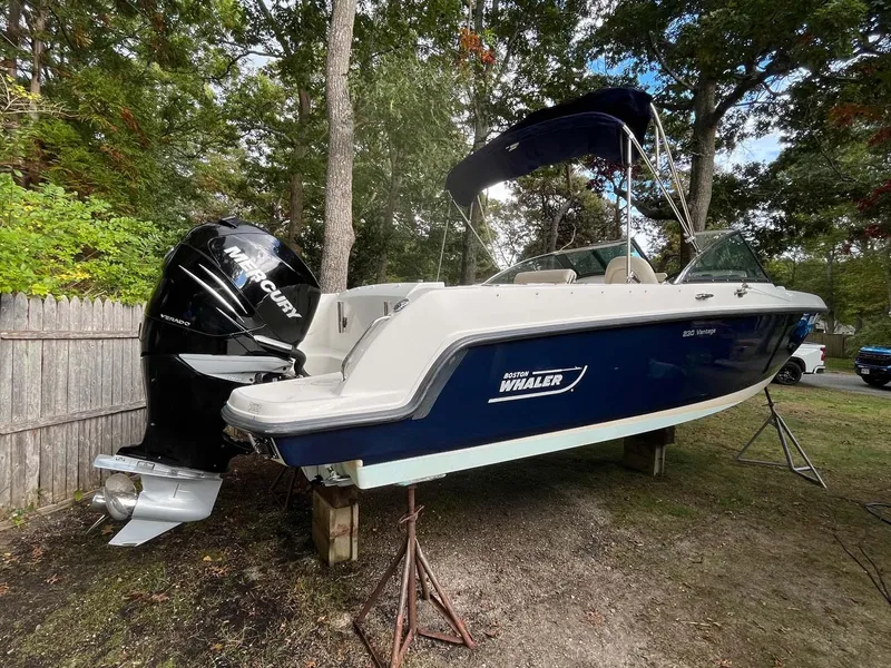 Slide: The Image of Boston Whaler Vantage 230 2015 - 0