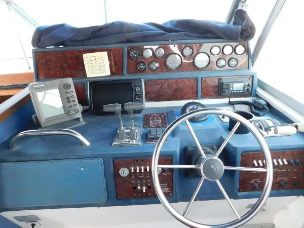 Slide: The Image of Sea Ray 390 Express Cruiser 1989 - 9