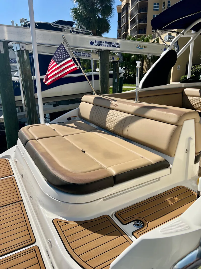 Slide: The Image of Sea Ray 270 SDX 2018 - 8