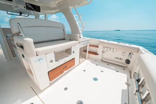 Slide: The Image of Boston Whaler 350 Realm 2022 - 3