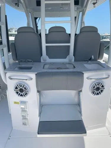 Slide: The Image of Everglades 365 Center Console 2022 - 10