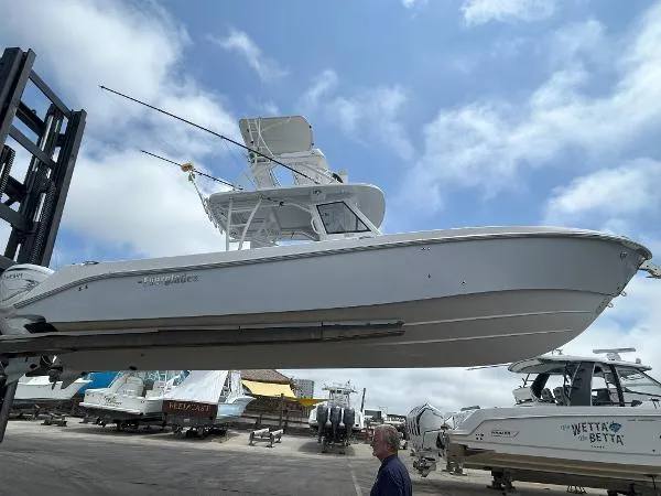 Slide: The Image of Everglades 365 Center Console 2022 - 3