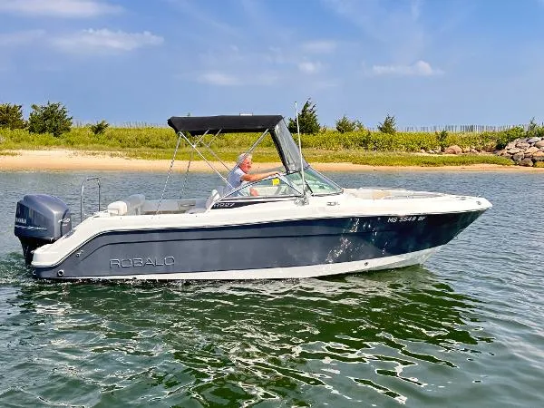 Slide: The Image of Robalo R227 Dual Console 2015 - 1