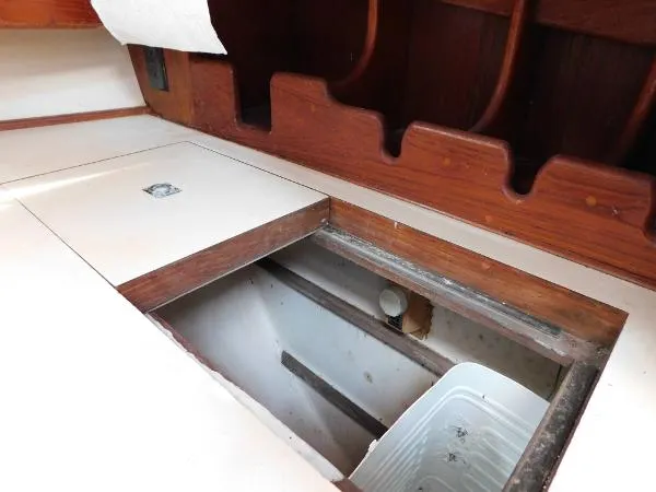 Slide: The Image of Endeavour 35.5 Sloop 1984 - 6