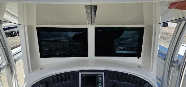 Slide: The Image of Boston Whaler 320 Outrage 2008 - 11