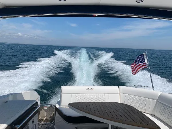 Slide: The Image of Sea Ray Sundancer 320 2020 - 11