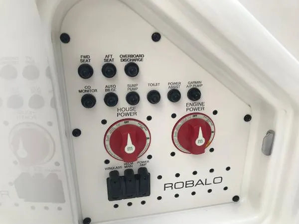 Slide: The Image of Robalo R317 2021 - 8