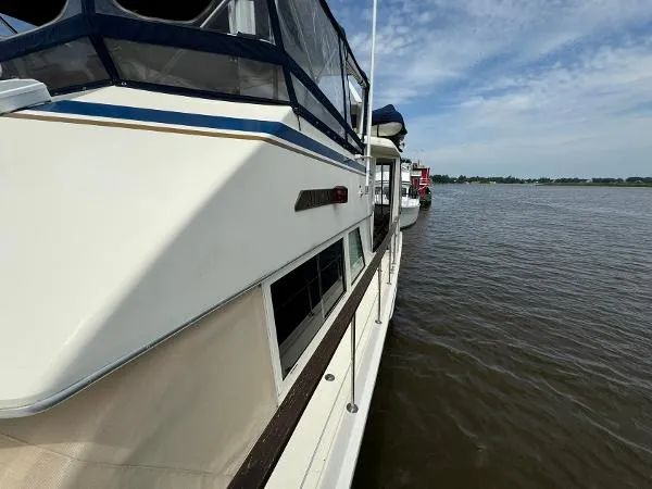 Slide: The Image of Hatteras 43 Motor Yacht 1986 - 11
