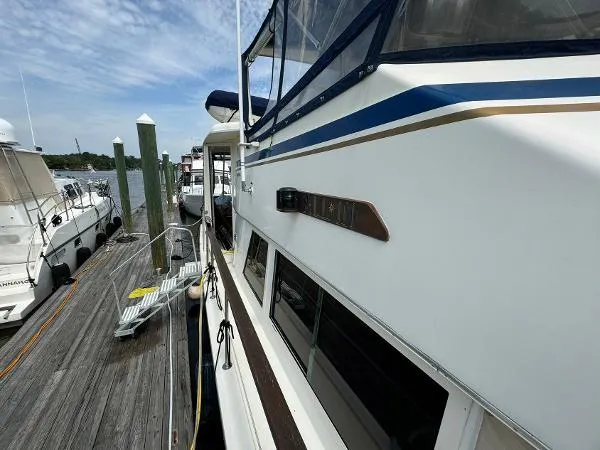 Slide: The Image of Hatteras 43 Motor Yacht 1986 - 9