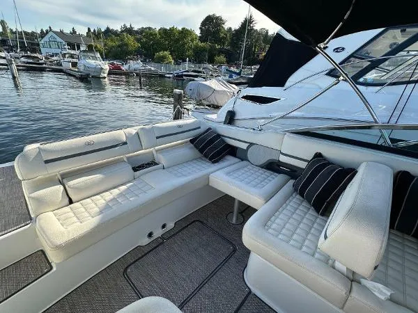 Slide: The Image of Cobalt R 30 Bowrider 2017 - 11