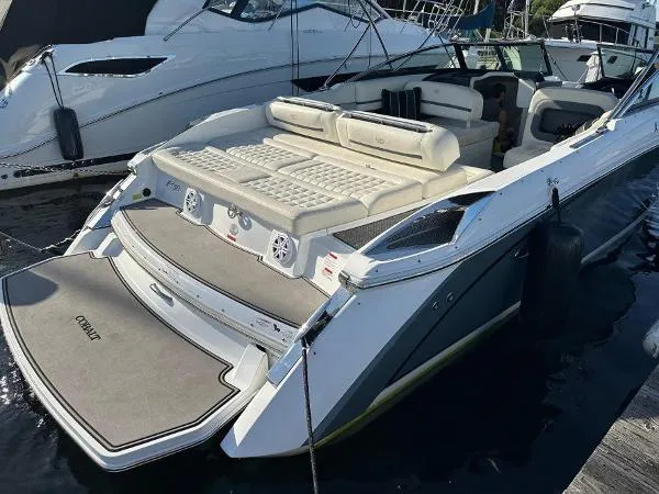 Slide: The Image of Cobalt R 30 Bowrider 2017 - 2