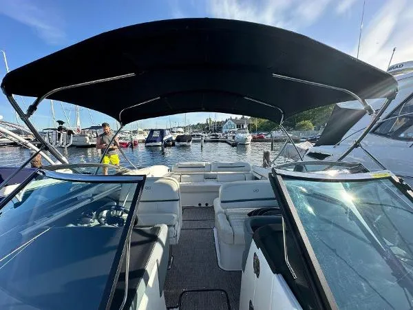 Slide: The Image of Cobalt R 30 Bowrider 2017 - 5