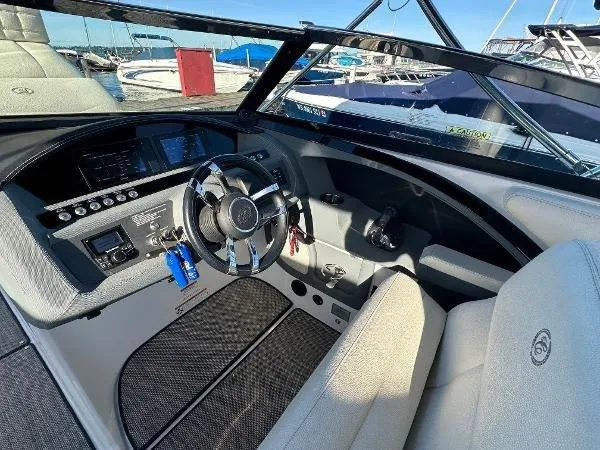 Slide: The Image of Cobalt R 30 Bowrider 2017 - 7