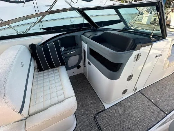 Slide: The Image of Cobalt R 30 Bowrider 2017 - 8
